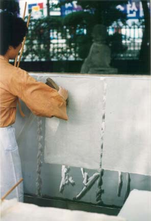 Hanji sheet being transferred